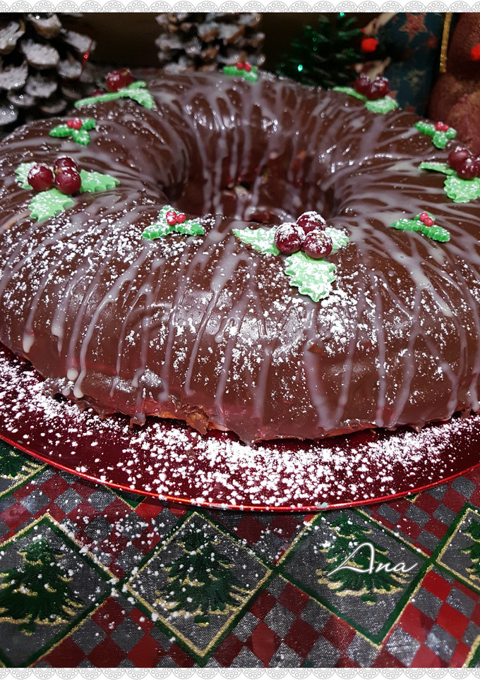 Una foto de Roscón de Reyes con cobertura de dos chocolates