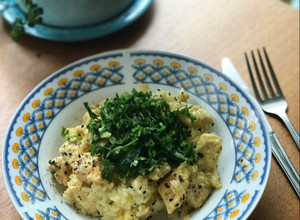 Una foto de Pollo a la cúrcuma con un toque de coco y curry suave