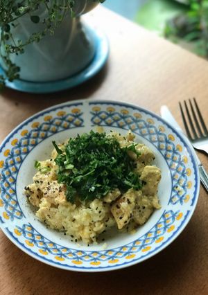 Una foto de Pollo a la cúrcuma con un toque de coco y curry suave