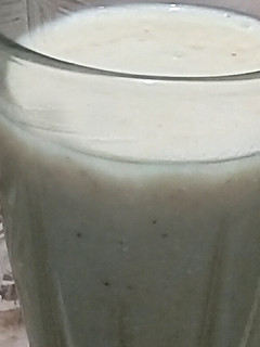 Una foto de Licuado frutal con avena y almendras