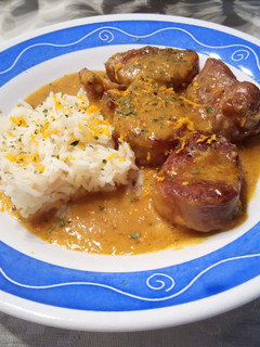 Una foto de Medallones de Solomillo de Cerdo Ibérico con Salsa de Naranja y Miel con Arroz Uncle Ben’s