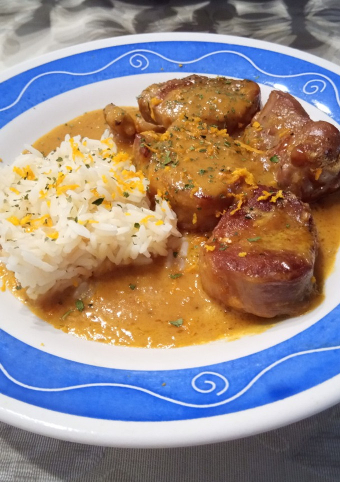 Una foto de Medallones de Solomillo de Cerdo Ibérico con Salsa de Naranja y Miel con Arroz Uncle Ben’s