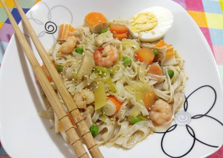 Sopa de pescado con Tallarines de arroz