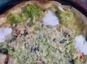 Una foto de tarta brocoli y cebolla