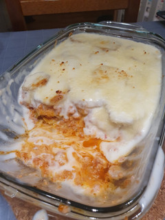 Una foto de Moussaka gratinada con bechamel