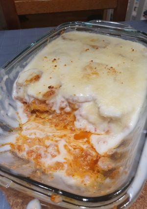Una foto de Moussaka gratinada con bechamel