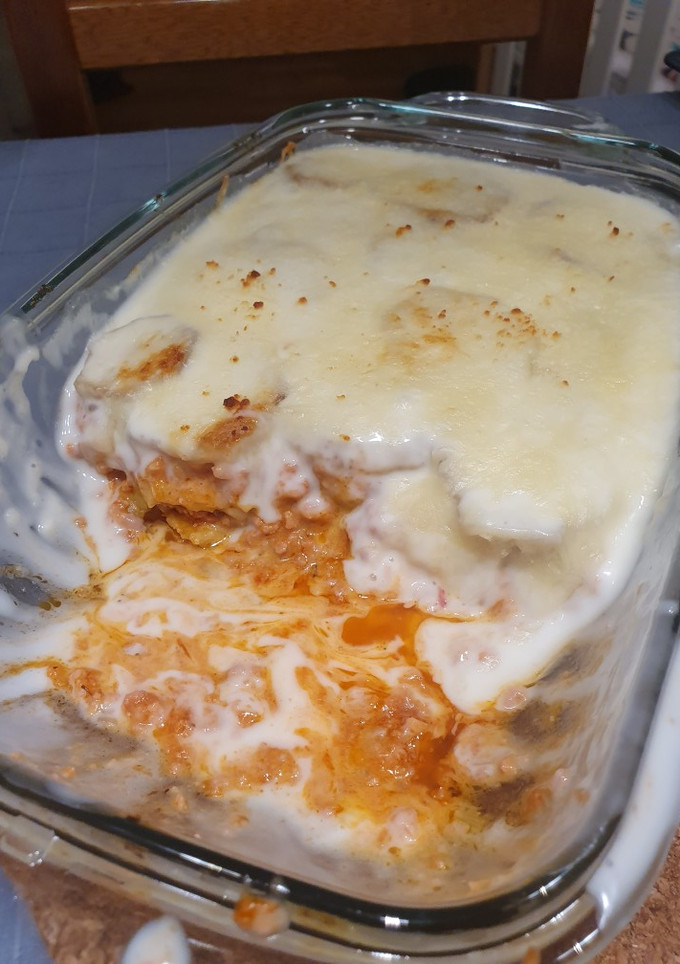 Una foto de Moussaka gratinada con bechamel