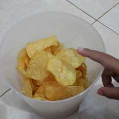 A picture of keripik kentang renyah.