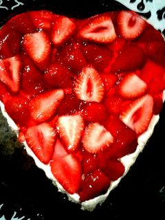 Una foto de Tarta de frutillas sin horno súper fácil 😀