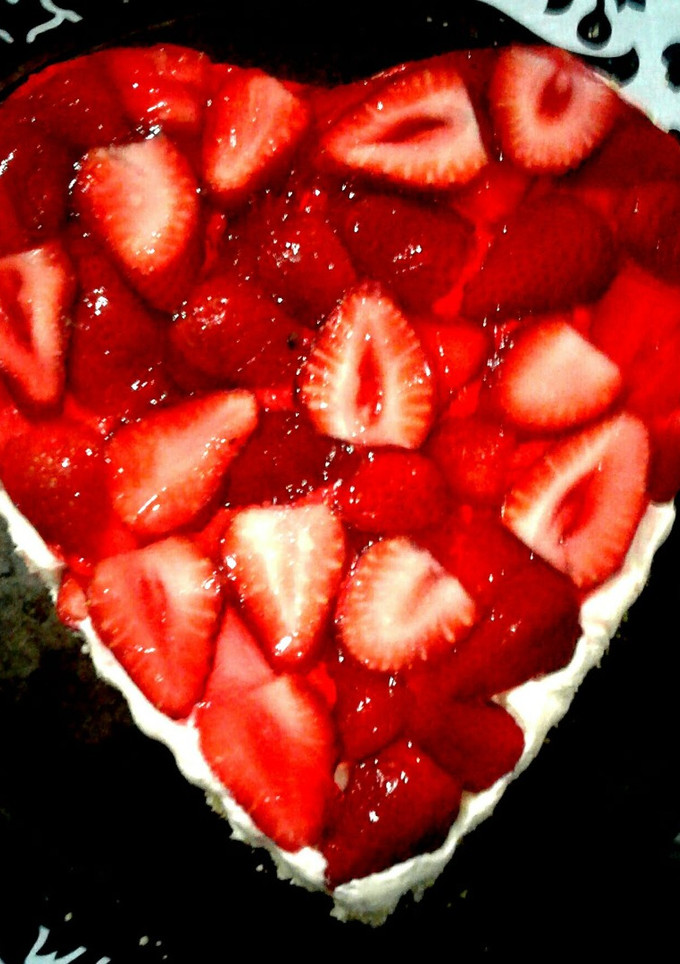 Una foto de Tarta de frutillas sin horno súper fácil 😀