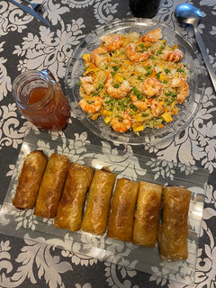 Una foto de Rollitos primavera, arroz tres delicias y salsa agridulce. 🐉 🥢🥡🍜