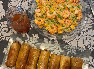 Foto principal de Rollitos primavera, arroz tres delicias y salsa agridulce. 🐉 🥢🥡🍜