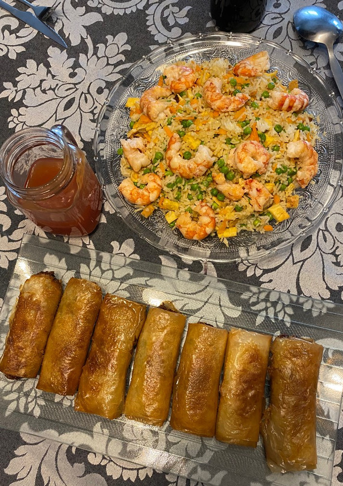Una foto de Rollitos primavera, arroz tres delicias y salsa agridulce. 🐉 🥢🥡🍜