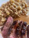 Magret de pato con risotto de manzana y salsa de mandarina