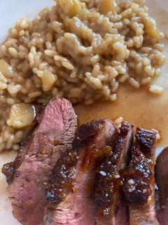 Una foto de Magret de pato con risotto de manzana y salsa de mandarina