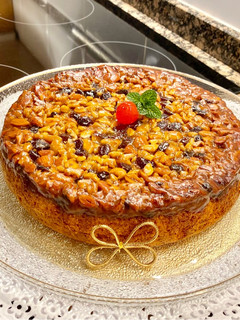 Una foto de “Pastel con frutos secos caramelizados” (“Cake with caramelized nuts”)