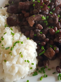 Una foto de Feijoada a mi manera "moros y cristianos"