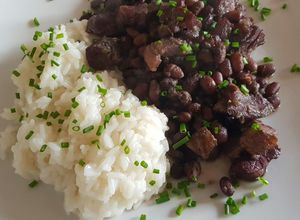 Una foto de Feijoada a mi manera "moros y cristianos"