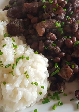 Una foto de Feijoada a mi manera "moros y cristianos"