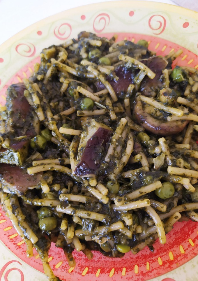 Una foto de Fideos con setas y espinacas