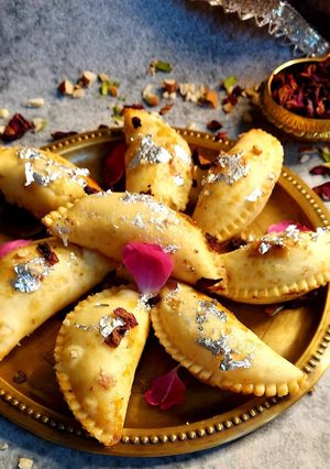 A picture of Mawa Gujiya.
