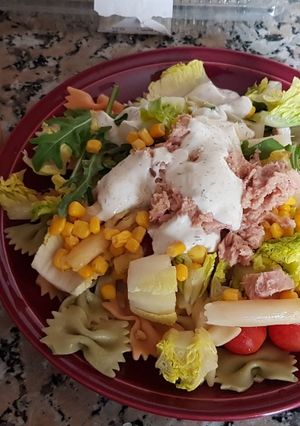 Una foto de Ensalada de pasta y rúcula con productos de la huerta
