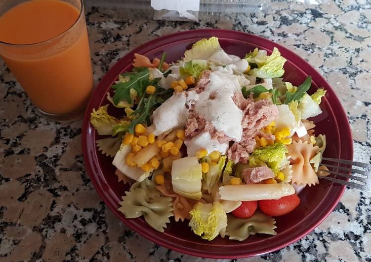 Ensalada de pasta y rúcula con productos de la huerta