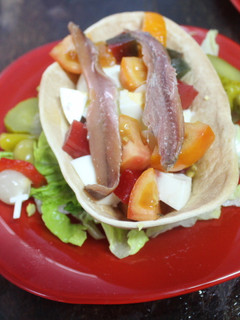 Una foto de Barquitas de trigo con ensalada