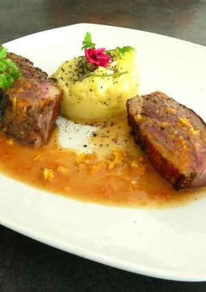 Une photo de Magret de canard  écrasée de pommes de terre, sauce à l'orange