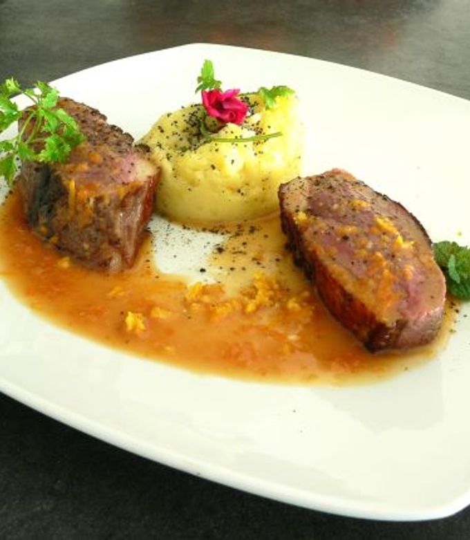 Une photo de Magret de canard  écrasée de pommes de terre, sauce à l'orange