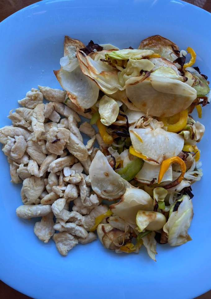 Una foto de Pavo con verduras: freidora sin aceite