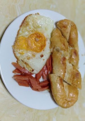 Hình của món Trứng, bánh mì và xúc xích rán.