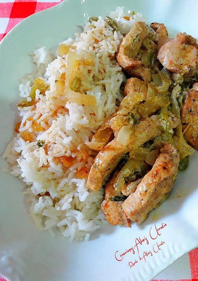 Una foto de Tiras de pechuga de pollo en salsa tandoori y bryani