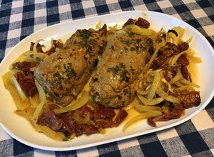 Une photo de Filet mignon mariné rôti au four aux tomates séchées et oignon
