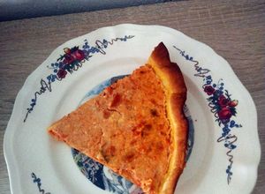 Une photo de Quiche légère à la piperade basquaise