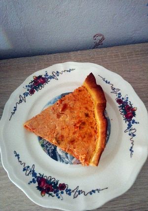Une photo de Quiche légère à la piperade basquaise