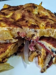 Una foto de TORTILLA Española 🇪🇸 con Papas a la Francesa...!