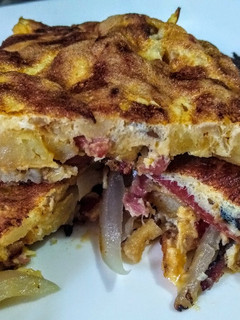 Una foto de TORTILLA Española 🇪🇸 con Papas a la Francesa...!