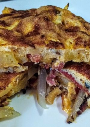 Una foto de TORTILLA Española 🇪🇸 con Papas a la Francesa...!