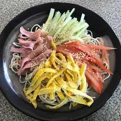Una foto de Hiyashi chuka (fideo ramen enfriado)