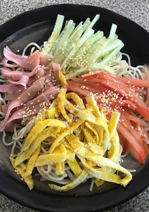 Una foto de Hiyashi chuka (fideo ramen enfriado)