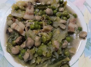 Foto di Cappuccia fave e piselli con pancetta