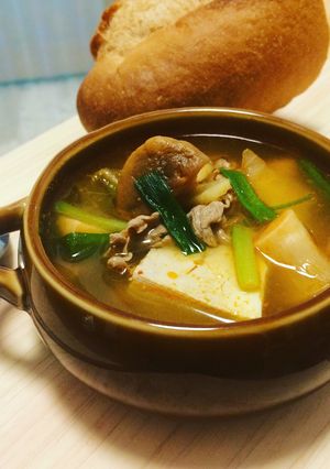 Hình của món Canh kim chi nấm thịt bò.