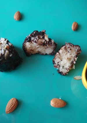A picture of Lamington Cake (In Australian Delicacy).