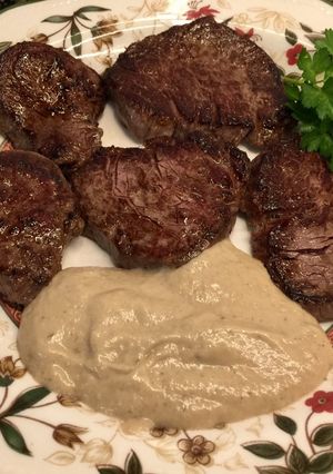 Foto principal de Solomillo con salsa de setas y salsa parís