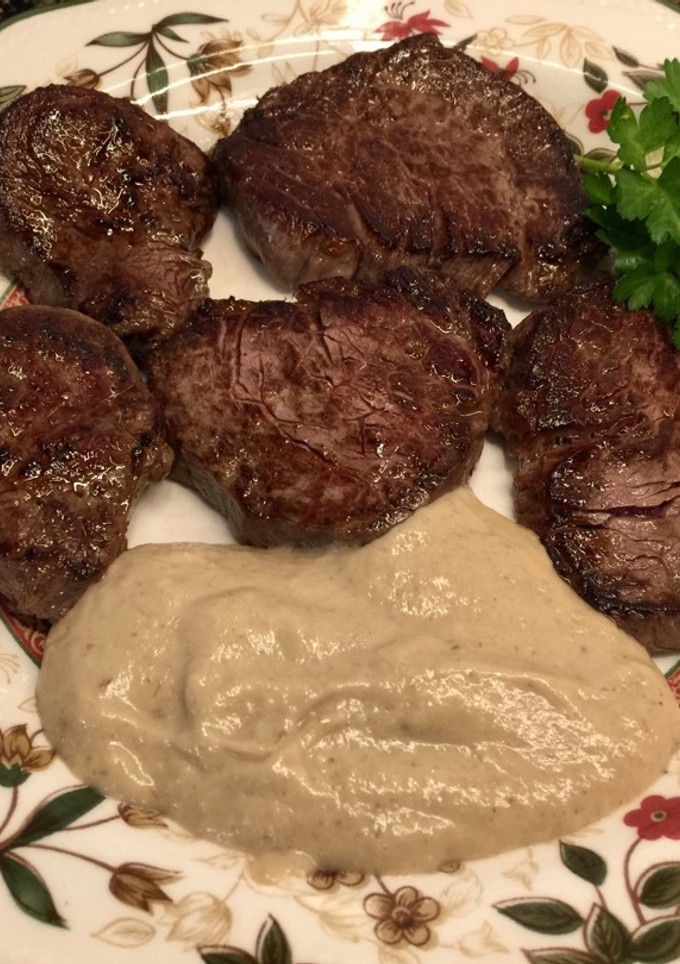 Una foto de Solomillo con salsa de setas y salsa parís