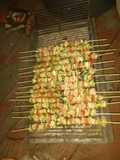 Brochetas de pollo marinado a la parrilla