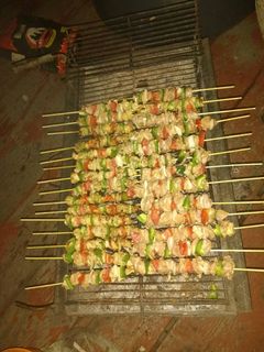 Una foto de Brochetas de pollo marinado a la parrilla