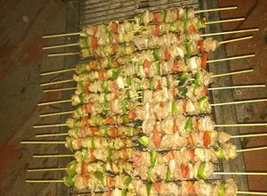 Una foto de Brochetas de pollo marinado a la parrilla