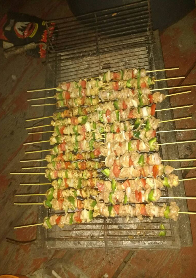Una foto de Brochetas de pollo marinado a la parrilla
